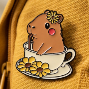 Capybara zománc kitűző ajándék kártyával gyerekeknek ajándékba.